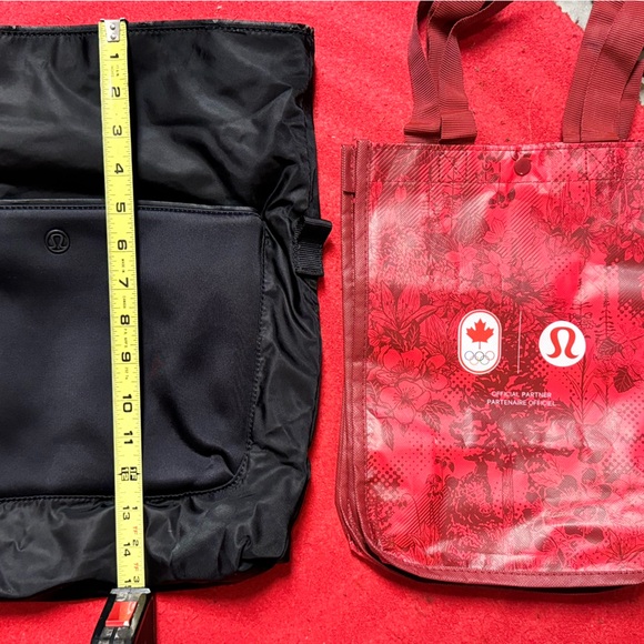 Lululemon shoulder bag, perfect material just wear on lining of snap buttons - Picture 3 of 7